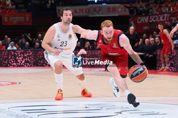 2024-11-07 - Nico Mannion (EA7 Emporio Armani Olimpia Milano) & Seegio Llull (Real Madrid) - EA7 EMPORIO ARMANI MILANO VS REAL MADRID - EUROLEAGUE - BASKETBALL