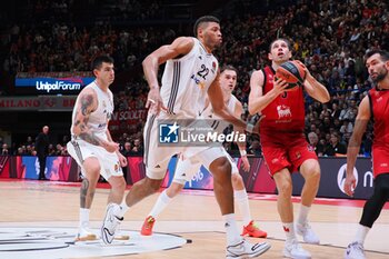 2024-11-07 - Fabien Causeur (EA7 Emporio Armani Olimpia Milano) & Walter Tavares (Real Madrid) - EA7 EMPORIO ARMANI MILANO VS REAL MADRID - EUROLEAGUE - BASKETBALL