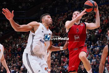 2024-11-07 - Fabien Causeur (EA7 Emporio Armani Olimpia Milano) & Walter Tavares (Real Madrid) - EA7 EMPORIO ARMANI MILANO VS REAL MADRID - EUROLEAGUE - BASKETBALL