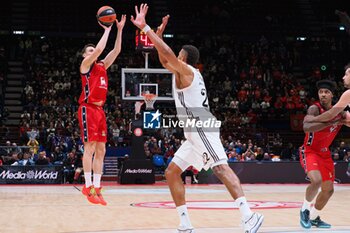 2024-11-07 - Nenad Dimitrijvevic (EA7 Emporio Armani Olimpia Milano) thwarted by Walter Tavares (Real Madrid) - EA7 EMPORIO ARMANI MILANO VS REAL MADRID - EUROLEAGUE - BASKETBALL