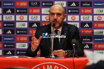 2024-11-07 - Chus Mateo, head coach Real Madrid - EA7 EMPORIO ARMANI MILANO VS REAL MADRID - EUROLEAGUE - BASKETBALL