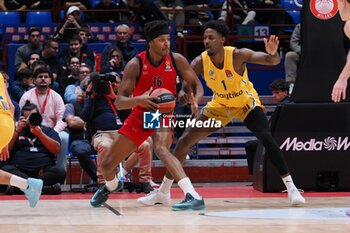 2024-11-21 - Zack LeDay (EA7 Emporio Armani Olimpia Milano) & Jaylen Hoard (Maccabi Playtika Tel Aviv) - EA7 EMPORIO ARMANI MILANO VS MACCABI PLAYTIKA TELAVIV - EUROLEAGUE - BASKETBALL