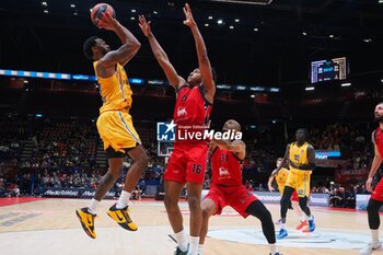 2024-11-21 - Levi Randolph (Maccabi Playtika Tel Aviv) & Zack LeDay (EA7 Emporio Armani Olimpia Milano) - EA7 EMPORIO ARMANI MILANO VS MACCABI PLAYTIKA TELAVIV - EUROLEAGUE - BASKETBALL