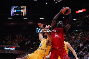 2024-11-21 - Ousmane Diop (EA7 Emporio Armani Olimpia Milano) & David De Julius (Maccabi Playtika Tel Aviv) - EA7 EMPORIO ARMANI MILANO VS MACCABI PLAYTIKA TELAVIV - EUROLEAGUE - BASKETBALL