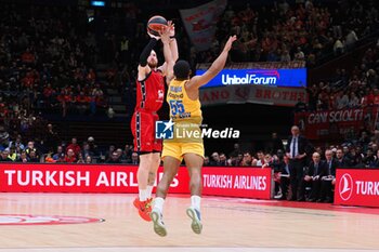 2024-11-21 - Nico Mannion (EA7 Emporio Armani Olimpia Milano) & David De Julius (Maccabi Playtika Tel Aviv) - EA7 EMPORIO ARMANI MILANO VS MACCABI PLAYTIKA TELAVIV - EUROLEAGUE - BASKETBALL