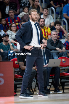 2024-10-25 - Head coach Pierric Poupet (Asvel Villeurbanne) in action during a EuroLeague match between Braca Basket and Asvel Villeurbanne at Palau Blaugrana in Barcelona, Barcelona, Spain, on October 25 2024. Photo by Felip Mondino / Panoramic - BARÇA BASKET - ASVEL VILLEURBANNE - EUROLEAGUE - BASKETBALL