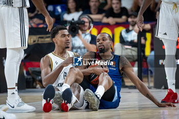 2024-10-25 - Theo Maledon (Asvel Villeurbanne) and Kevin Punter (Barca Basket) in action during a EuroLeague match between Braca Basket and Asvel Villeurbanne at Palau Blaugrana in Barcelona, Barcelona, Spain, on October 25 2024. Photo by Felip Mondino / Panoramic - BARÇA BASKET - ASVEL VILLEURBANNE - EUROLEAGUE - BASKETBALL