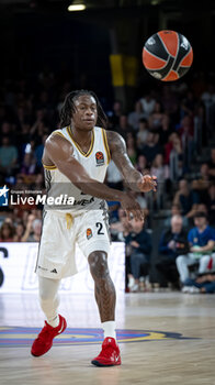 2024-10-25 - Admiral Schofield (Asvel Villeurbanne) in action during a EuroLeague match between Braca Basket and Asvel Villeurbanne at Palau Blaugrana in Barcelona, Barcelona, Spain, on October 25 2024. Photo by Felip Mondino / Panoramic - BARÇA BASKET - ASVEL VILLEURBANNE - EUROLEAGUE - BASKETBALL