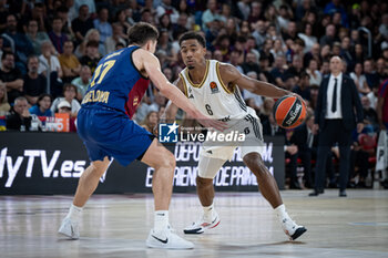 2024-10-25 - Juan Nunez (Barca Basket) and Theo Maledon (Asvel Villeurbanne) in action during a EuroLeague match between Braca Basket and Asvel Villeurbanne at Palau Blaugrana in Barcelona, Barcelona, Spain, on October 25 2024. Photo by Felip Mondino / Panoramic - BARÇA BASKET - ASVEL VILLEURBANNE - EUROLEAGUE - BASKETBALL