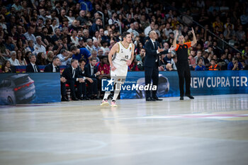 2024-10-25 - Head coach Joan Penarroya (Barca Basket) in action during a EuroLeague match between Braca Basket and Asvel Villeurbanne at Palau Blaugrana in Barcelona, Barcelona, Spain, on October 25 2024. Photo by Felipe Mondino - BARÇA BASKET - ASVEL VILLEURBANNE - EUROLEAGUE - BASKETBALL