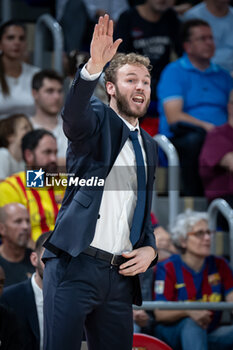 2024-10-25 - Head coach Pierric Poupet (Asvel Villeurbanne) in action during a EuroLeague match between Braca Basket and Asvel Villeurbanne at Palau Blaugrana in Barcelona, Barcelona, Spain, on October 25 2024. Photo by Felipe Mondino - BARÇA BASKET - ASVEL VILLEURBANNE - EUROLEAGUE - BASKETBALL