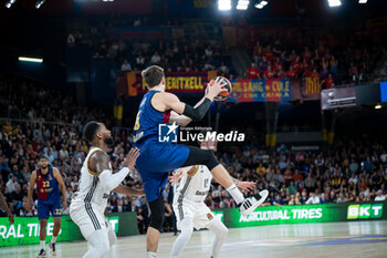 2024-10-25 - Jan Vesely (Barca Basket) in action during a EuroLeague match between Braca Basket and Asvel Villeurbanne at Palau Blaugrana in Barcelona, Barcelona, Spain, on October 25 2024. Photo by Felipe Mondino - BARÇA BASKET - ASVEL VILLEURBANNE - EUROLEAGUE - BASKETBALL