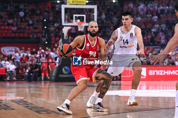 2024-10-29 - 94 Evan Fournier of Olympiacos Piraeus competing with 14 Gabriel Deck of Real Madrid during the Euroleague, Round 6 match between Olympiacos Piraeus and Real Madrid at Peace and Friendship Stadium on October 29, 2024, Piraeus, Greece. - OLYMPIACOS VS REAL MADRID - EUROLEAGUE - BASKETBALL