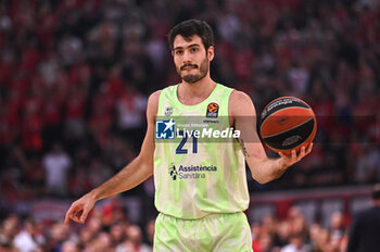 2024-10-31 - 21 Alex Abrines of FC Barcelona plays during the Euroleague, Round 7 match between Olympiacos Piraeus and FC Barcelona at Peace and Friendship Stadium in Piraeus, Greece, on October 31, 2024. - OLYMPIACOS VS FC BARCELONA - EUROLEAGUE - BASKETBALL