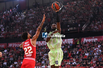 2024-10-31 - 10 Chimezie Metu of FC Barcelona competing with 22 Tyler Dorsey of Olympiacos Piraeus during the Euroleague, Round 7 match between Olympiacos Piraeus and FC Barcelona at Peace and Friendship Stadium in Piraeus, Greece, on October 31, 2024. - OLYMPIACOS VS FC BARCELONA - EUROLEAGUE - BASKETBALL