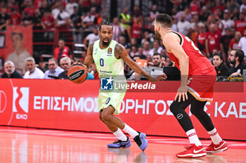 2024-10-31 - 0 Kevin Punter of FC Barcelona competing with 25 Alec Peters of Olympiacos Piraeus during the Euroleague, Round 7 match between Olympiacos Piraeus and FC Barcelona at Peace and Friendship Stadium in Piraeus, Greece, on October 31, 2024. - OLYMPIACOS VS FC BARCELONA - EUROLEAGUE - BASKETBALL