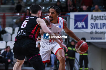2024-01-24 - Olivier Hanlan #21 of Itelyum Varese seen in action during FIBA Europe Cup 2023/24 Second Round Group N game between Itelyum Varese and Niners Chemnitz at Itelyum Arena, Varese, Italy on January 24, 2024 - ITELYUM VARESE VS NINERS CHEMNITZ - FIBA EUROPE CUP - BASKETBALL