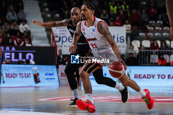 2024-01-24 - Olivier Hanlan #21 of Itelyum Varese (R) and Deandre Lansdowne #9 of Niners Chemnitz (L) seen in action during FIBA Europe Cup 2023/24 Second Round Group N game between Itelyum Varese and Niners Chemnitz at Itelyum Arena, Varese, Italy on January 24, 2024 - ITELYUM VARESE VS NINERS CHEMNITZ - FIBA EUROPE CUP - BASKETBALL