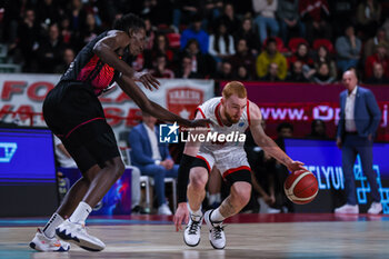 2024-01-24 - Niccolo Mannion #4  of Itelyum Varese (R) and Tylor Ongwae #17 of Niners Chemnitz (L) seen in action during FIBA Europe Cup 2023/24 Second Round Group N game between Itelyum Varese and Niners Chemnitz at Itelyum Arena, Varese, Italy on January 24, 2024 - ITELYUM VARESE VS NINERS CHEMNITZ - FIBA EUROPE CUP - BASKETBALL