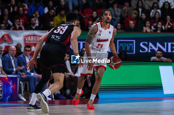 2024-01-24 - Olivier Hanlan #21 of Itelyum Varese (R) and Dominic Lockhart #33 of Niners Chemnitz (L) seen in action during FIBA Europe Cup 2023/24 Second Round Group N game between Itelyum Varese and Niners Chemnitz at Itelyum Arena, Varese, Italy on January 24, 2024 - ITELYUM VARESE VS NINERS CHEMNITZ - FIBA EUROPE CUP - BASKETBALL