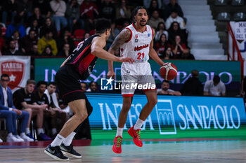 2024-01-24 - Olivier Hanlan #21 of Itelyum Varese (R) and Dominic Lockhart #33 of Niners Chemnitz (L) seen in action during FIBA Europe Cup 2023/24 Second Round Group N game between Itelyum Varese and Niners Chemnitz at Itelyum Arena, Varese, Italy on January 24, 2024 - ITELYUM VARESE VS NINERS CHEMNITZ - FIBA EUROPE CUP - BASKETBALL