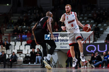 2024-01-24 - Niccolo Mannion #4  of Itelyum Varese (R) competes for the ball against Deandre Lansdowne #9 of Niners Chemnitz (L) during FIBA Europe Cup 2023/24 Second Round Group N game between Itelyum Varese and Niners Chemnitz at Itelyum Arena, Varese, Italy on January 24, 2024 - ITELYUM VARESE VS NINERS CHEMNITZ - FIBA EUROPE CUP - BASKETBALL