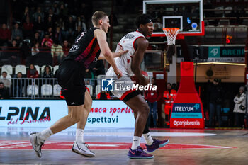 2024-01-24 - Skylar Spencer #7 of Itelyum Varese seen in action during FIBA Europe Cup 2023/24 Second Round Group N game between Itelyum Varese and Niners Chemnitz at Itelyum Arena, Varese, Italy on January 24, 2024 - ITELYUM VARESE VS NINERS CHEMNITZ - FIBA EUROPE CUP - BASKETBALL