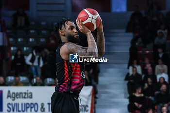 2024-01-24 - Jeffery Garret #2 of Niners Chemnitz seen in action during FIBA Europe Cup 2023/24 Second Round Group N game between Itelyum Varese and Niners Chemnitz at Itelyum Arena, Varese, Italy on January 24, 2024 - ITELYUM VARESE VS NINERS CHEMNITZ - FIBA EUROPE CUP - BASKETBALL