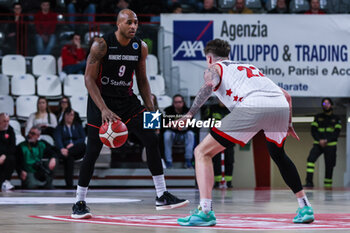 2024-01-24 - Deandre Lansdowne #9 of Niners Chemnitz competes for the ball against Sean Mcdermott #22 of Itelyum Varese during FIBA Europe Cup 2023/24 Second Round Group N game between Itelyum Varese and Niners Chemnitz at Itelyum Arena, Varese, Italy on January 24, 2024 - ITELYUM VARESE VS NINERS CHEMNITZ - FIBA EUROPE CUP - BASKETBALL