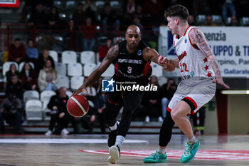 2024-01-24 - Deandre Lansdowne #9 of Niners Chemnitz (L) competes for the ball against Sean Mcdermott #22 of Itelyum Varese (R) during FIBA Europe Cup 2023/24 Second Round Group N game between Itelyum Varese and Niners Chemnitz at Itelyum Arena, Varese, Italy on January 24, 2024 - ITELYUM VARESE VS NINERS CHEMNITZ - FIBA EUROPE CUP - BASKETBALL
