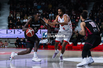 2024-01-24 - Tylor Ongwae #17 of Niners Chemnitz competes for the ball against Andriu Tomas Woldetensae #8 of Itelyum Varese during FIBA Europe Cup 2023/24 Second Round Group N game between Itelyum Varese and Niners Chemnitz at Itelyum Arena, Varese, Italy on January 24, 2024 - ITELYUM VARESE VS NINERS CHEMNITZ - FIBA EUROPE CUP - BASKETBALL