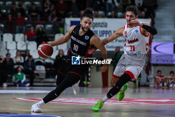 2024-01-24 - Kaza Kajami-Keane #10 of Niners Chemnitz (L) and Davide Moretti #11 of Itelyum Varese (R) seen in action during FIBA Europe Cup 2023/24 Second Round Group N game between Itelyum Varese and Niners Chemnitz at Itelyum Arena, Varese, Italy on January 24, 2024 - ITELYUM VARESE VS NINERS CHEMNITZ - FIBA EUROPE CUP - BASKETBALL