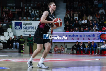 2024-01-24 - Jonas Richter #7 of Niners Chemnitz seen in action during FIBA Europe Cup 2023/24 Second Round Group N game between Itelyum Varese and Niners Chemnitz at Itelyum Arena, Varese, Italy on January 24, 2024 - ITELYUM VARESE VS NINERS CHEMNITZ - FIBA EUROPE CUP - BASKETBALL