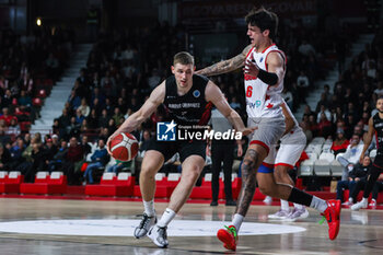 2024-01-24 - Jonas Richter #7 of Niners Chemnitz competes for the ball against Scott Ulaneo #6 of Itelyum Varese during FIBA Europe Cup 2023/24 Second Round Group N game between Itelyum Varese and Niners Chemnitz at Itelyum Arena, Varese, Italy on January 24, 2024 - ITELYUM VARESE VS NINERS CHEMNITZ - FIBA EUROPE CUP - BASKETBALL