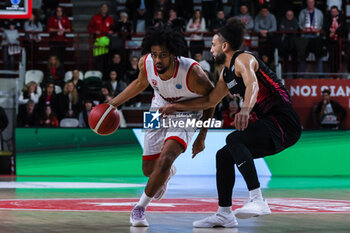 2024-01-24 - Andriu Tomas Woldetensae #8 of Itelyum Varese (L) and Kaza Kajami-Keane #10 of Niners Chemnitz (R) seen in action during FIBA Europe Cup 2023/24 Second Round Group N game between Itelyum Varese and Niners Chemnitz at Itelyum Arena, Varese, Italy on January 24, 2024 - ITELYUM VARESE VS NINERS CHEMNITZ - FIBA EUROPE CUP - BASKETBALL