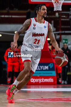 2024-01-24 - Olivier Hanlan #21 of Itelyum Varese seen in action during FIBA Europe Cup 2023/24 Second Round Group N game between Itelyum Varese and Niners Chemnitz at Itelyum Arena, Varese, Italy on January 24, 2024 - ITELYUM VARESE VS NINERS CHEMNITZ - FIBA EUROPE CUP - BASKETBALL