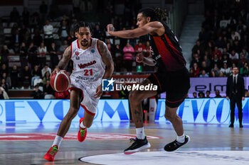 2024-01-24 - Olivier Hanlan #21 of Itelyum Varese (L) competes for the ball against Kaza Kajami-Keane #10 of Niners Chemnitz (R) during FIBA Europe Cup 2023/24 Second Round Group N game between Itelyum Varese and Niners Chemnitz at Itelyum Arena, Varese, Italy on January 24, 2024 - ITELYUM VARESE VS NINERS CHEMNITZ - FIBA EUROPE CUP - BASKETBALL