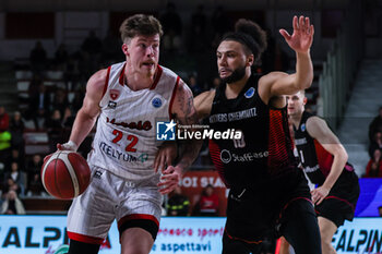 2024-01-24 - Sean Mcdermott #22 of Itelyum Varese (L) and Kaza Kajami-Keane #10 of Niners Chemnitz (R) seen in action during FIBA Europe Cup 2023/24 Second Round Group N game between Itelyum Varese and Niners Chemnitz at Itelyum Arena, Varese, Italy on January 24, 2024 - ITELYUM VARESE VS NINERS CHEMNITZ - FIBA EUROPE CUP - BASKETBALL
