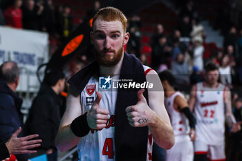 2024-01-24 - Niccolo Mannion #4  of Itelyum Varese celebrates the victory at the end of the match during FIBA Europe Cup 2023/24 Second Round Group N game between Itelyum Varese and Niners Chemnitz at Itelyum Arena, Varese, Italy on January 24, 2024 - ITELYUM VARESE VS NINERS CHEMNITZ - FIBA EUROPE CUP - BASKETBALL