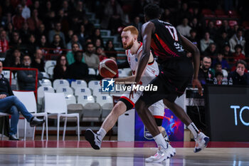 2024-01-24 - Niccolo Mannion #4  of Itelyum Varese (L) competes for the ball against Tylor Ongwae #17 of Niners Chemnitz (R) during FIBA Europe Cup 2023/24 Second Round Group N game between Itelyum Varese and Niners Chemnitz at Itelyum Arena, Varese, Italy on January 24, 2024 - ITELYUM VARESE VS NINERS CHEMNITZ - FIBA EUROPE CUP - BASKETBALL