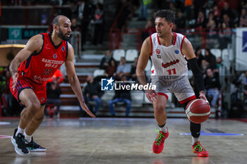 2024-03-27 - Davide Moretti #11 of Itelyum Varese (R) and Phil Scrubb #23 of Bahcesehir College (L) seen in action during FIBA Europe Cup 2023/24 Semi-Finals game between Itelyum Varese and Bahcesehir College at Itelyum Arena, Varese, Italy on March 27, 2024 - SEMIFINALS - ITELYUM VARESE BAHCESEHIR COLLEGE - FIBA EUROPE CUP - BASKETBALL