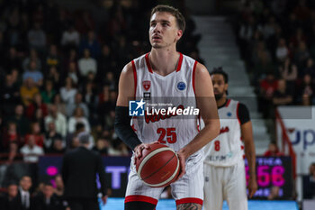 2024-03-27 - Hugo Besson #25 of Itelyum Varese seen in action during FIBA Europe Cup 2023/24 Semi-Finals game between Itelyum Varese and Bahcesehir College at Itelyum Arena, Varese, Italy on March 27, 2024 - SEMIFINALS - ITELYUM VARESE BAHCESEHIR COLLEGE - FIBA EUROPE CUP - BASKETBALL