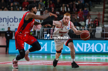 2024-03-27 - Niccolo Mannion #4 of Itelyum Varese (R) and Tony Taylor #21 of Bahcesehir College (L) seen in action during FIBA Europe Cup 2023/24 Semi-Finals game between Itelyum Varese and Bahcesehir College at Itelyum Arena, Varese, Italy on March 27, 2024 - SEMIFINALS - ITELYUM VARESE BAHCESEHIR COLLEGE - FIBA EUROPE CUP - BASKETBALL