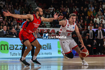 2024-03-27 - Hugo Besson #25 of Itelyum Varese (R) and Phil Scrubb #23 of Bahcesehir College (L) seen in action during FIBA Europe Cup 2023/24 Semi-Finals game between Itelyum Varese and Bahcesehir College at Itelyum Arena, Varese, Italy on March 27, 2024 - SEMIFINALS - ITELYUM VARESE BAHCESEHIR COLLEGE - FIBA EUROPE CUP - BASKETBALL