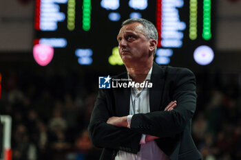 2024-03-27 - Dejan Radonjic Head Coach of Bahcesehir College looks on during FIBA Europe Cup 2023/24 Semi-Finals game between Itelyum Varese and Bahcesehir College at Itelyum Arena, Varese, Italy on March 27, 2024 - SEMIFINALS - ITELYUM VARESE BAHCESEHIR COLLEGE - FIBA EUROPE CUP - BASKETBALL