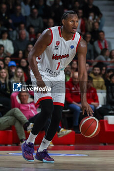 2024-03-27 - Skylar Spencer #7 of Itelyum Varese seen in action during FIBA Europe Cup 2023/24 Semi-Finals game between Itelyum Varese and Bahcesehir College at Itelyum Arena, Varese, Italy on March 27, 2024 - SEMIFINALS - ITELYUM VARESE BAHCESEHIR COLLEGE - FIBA EUROPE CUP - BASKETBALL