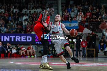 2024-03-27 - Niccolo Mannion #4 of Itelyum Varese (L) competes for the ball against Egehan Arna #18 of Bahcesehir College (R) during FIBA Europe Cup 2023/24 Semi-Finals game between Itelyum Varese and Bahcesehir College at Itelyum Arena, Varese, Italy on March 27, 2024 - SEMIFINALS - ITELYUM VARESE BAHCESEHIR COLLEGE - FIBA EUROPE CUP - BASKETBALL