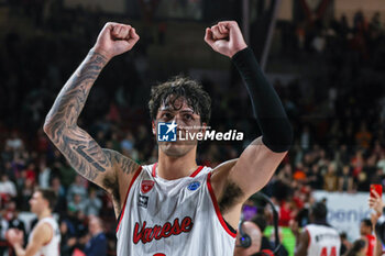 2024-03-27 - Scott Ulaneo #6 of Itelyum Varese celebrates the victory at the end of the match during FIBA Europe Cup 2023/24 Semi-Finals game between Itelyum Varese and Bahcesehir College at Itelyum Arena, Varese, Italy on March 27, 2024 - SEMIFINALS - ITELYUM VARESE BAHCESEHIR COLLEGE - FIBA EUROPE CUP - BASKETBALL