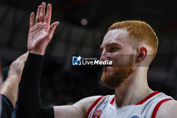 2024-03-27 - Niccolo Mannion #4 of Itelyum Varese celebrates the victory at the end of the match during FIBA Europe Cup 2023/24 Semi-Finals game between Itelyum Varese and Bahcesehir College at Itelyum Arena, Varese, Italy on March 27, 2024 - SEMIFINALS - ITELYUM VARESE BAHCESEHIR COLLEGE - FIBA EUROPE CUP - BASKETBALL