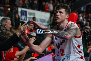 2024-03-27 - Sean Mcdermott #22 of Itelyum Varese celebrates the victory at the end of the match during FIBA Europe Cup 2023/24 Semi-Finals game between Itelyum Varese and Bahcesehir College at Itelyum Arena, Varese, Italy on March 27, 2024 - SEMIFINALS - ITELYUM VARESE BAHCESEHIR COLLEGE - FIBA EUROPE CUP - BASKETBALL